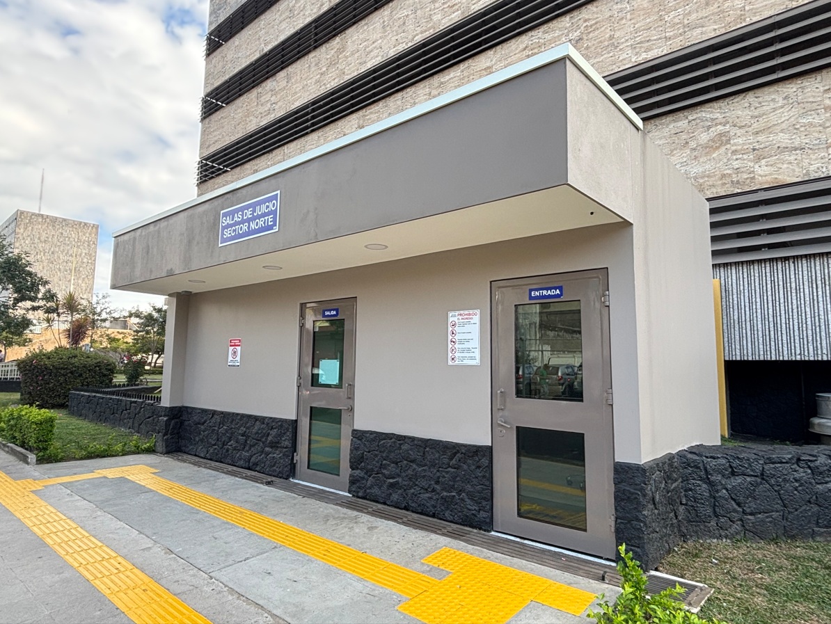Poder Judicial refuerza seguridad de personas usuarias con la construcción de esclusas de ingreso en el edificio de Tribunales de Justicia